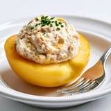 Pêches garnies de thon et crème onctueuse.