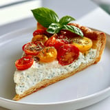 Une tarte légère et colorée aux tomates fraîches et basilic.