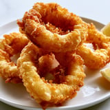 Calamars frits croustillants avec citron juteux.