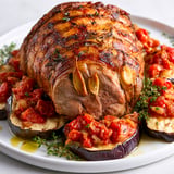 Agneau grillé au barbecue avec aubergines et sauce tomate.