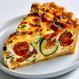 Quiche dorée aux courgettes et tomates revisitées pour l'été.
