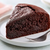 Part de moelleux au chocolat sans œufs posée sur un plateau.