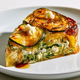Une part de tatin de courgettes sur une assiette.