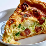 Une tarte aux lardons et poireaux servie sur un plateau.