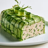 Un plat frais de terrine poulet-courgettes, coloré et appétissant, présenté dans une jolie assiette.