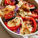 Un plat garni de légumes d'été et gratiné au Reblochon.