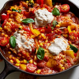 Plat estival de lasagnes aux légumes cuisinées en poêle avec crème végétale.
